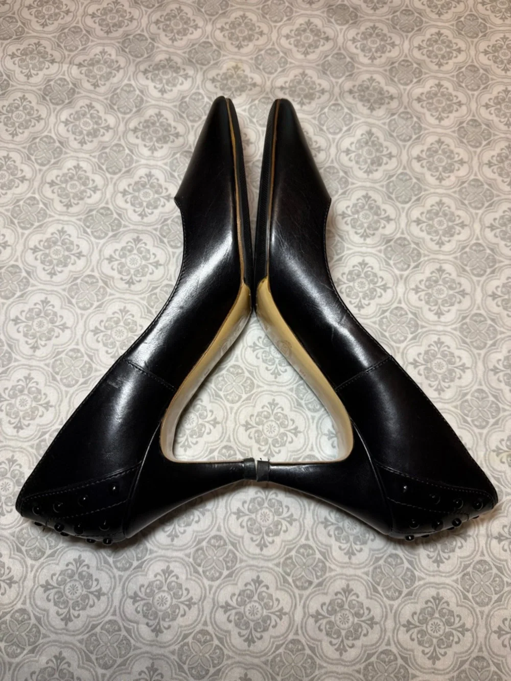 TOD'SOstudded pointed toe leather pumps Size 39
